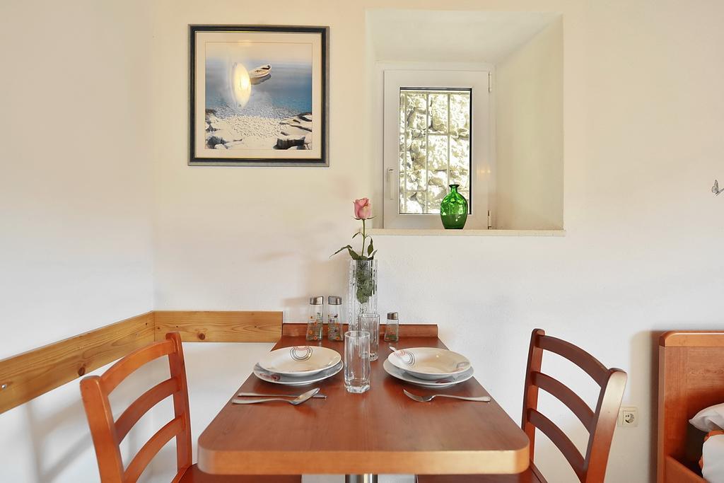 Apartments Mirabella أوميس الغرفة الصورة